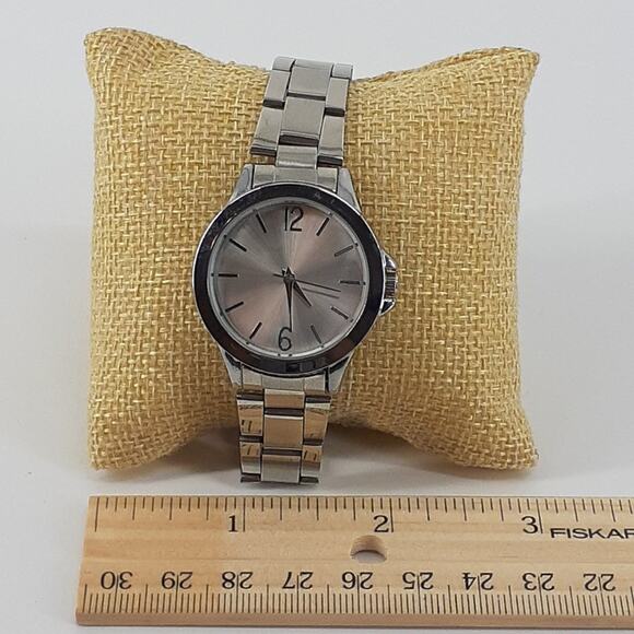 Women's Unbranded Wristwatch Silver Tone Analog Bracelet Style Band Career - Picture 2 of 12